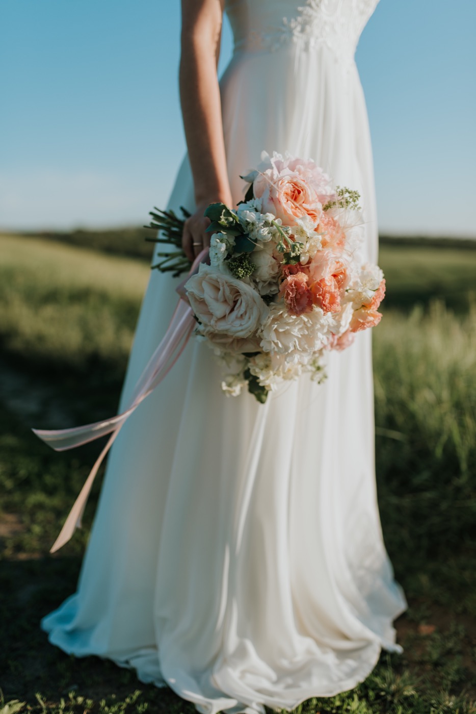 imagen de una novia con ramo de boda en la mano